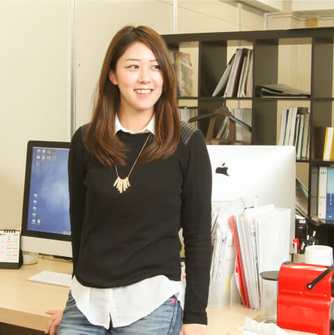 チームなら１人の力ではできないこともできる。そしていろいろな人の影響を受けながら自分のスキルを高めていく - クリエイティブ事業部 グラフィックデザイナー 田中 萌子